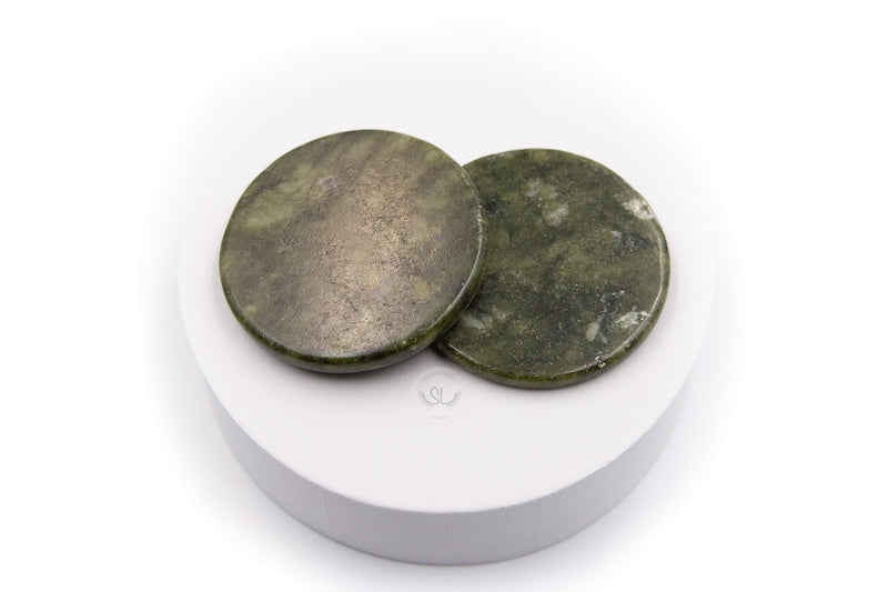 his double-sided jade stone is reusable and is specially designed to work as an eyelash extension glue holder. Key Features: - Colour: Dark Green - It slows down glue's drying process by keeping glue drops cool due to the natural stone characteristics. - It is best paired with our glue sticker to protect it from getting messy with adhesive. - Single pack