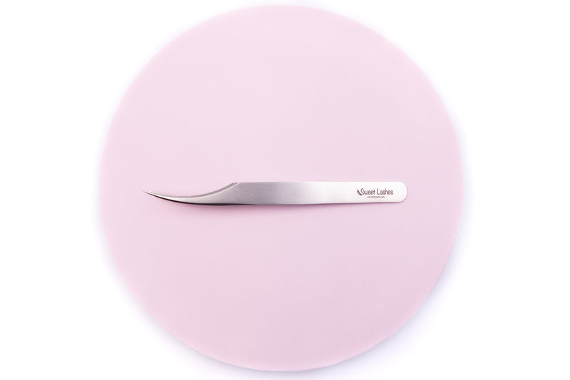 Our Stainless Steel Curved Isolating Tweezers have very fine tips that are perfect for both isolating and classic lashing.  Key Features:  - Light-weight, only 17g  - Length: 12.5cm  - Anti Acid  - Non-corrosive  - They come in their own elastic pouch and a tip protector to keep them safe.  - We test all tweezers prior to shipping out to customers so you can be sure that they will work well when receiving them.