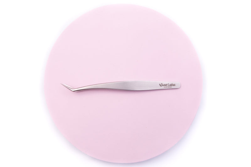 Our Pro Long Foot Volume Tweezers have long fine tips that are ideal for making Volume and Mega Volume fans with thicknesses of as thin as 0.03mm, 0.05mm, and 0.07mm.  Key Features:  - Materials: Stainless Steel  - Colour: Silver  - Light-weight, only 17g  - Length: 12.9cm - We test all tweezers prior to shipping them out to customers so you can be sure that they will work well when receiving them.