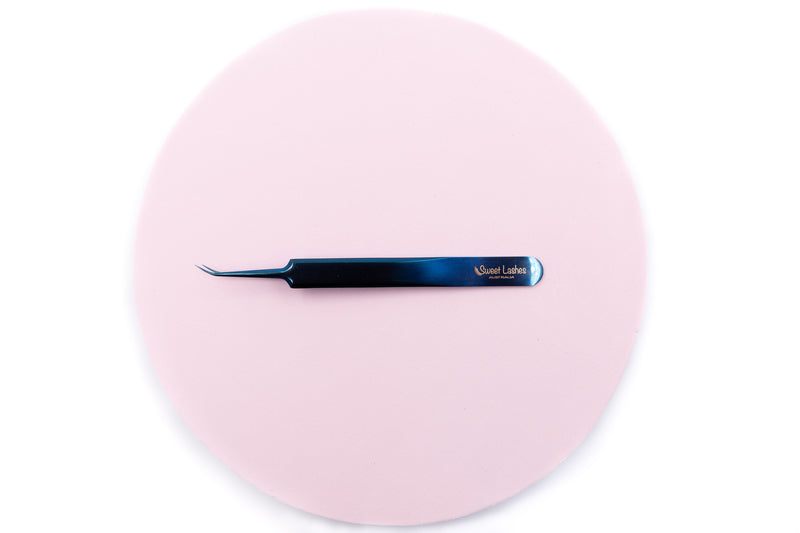 Our Premium Stainless Steel Classic Tweezers with very fine tips at a 30-degree angle are perfect for picking up classic lashes and also suitable for isolation.  Key Features:  - Colour: Sapphire Blue   - Light-weight, only 14g  - Length: 11.6cm  - Anti Acid  - Non-corrosive  - They come in their elastic pouch and a tip protector to keep them safe.  - We hand-test all tweezers before shipping them out to customers so you can be sure that they will work well when receiving them.